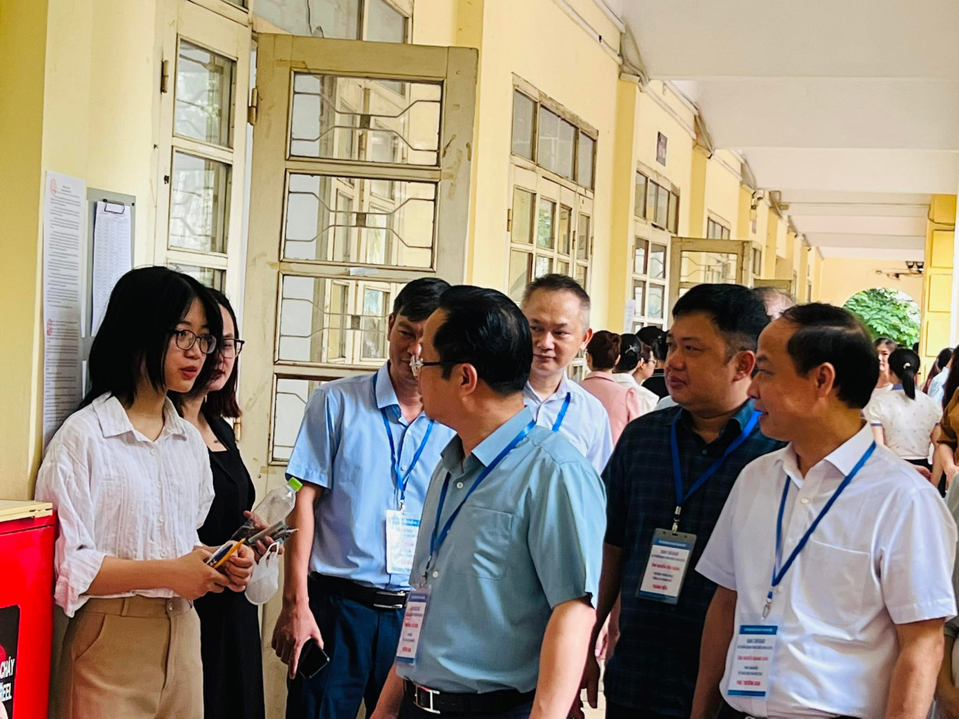 Ban chỉ đạo thi kiểm tra công tác tổ chức thi tại Trường THPT Việt Đức và động viên thí sinh.