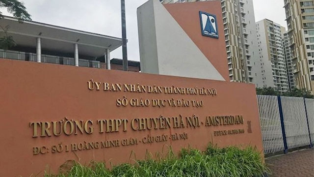Trường THPT Chuyên Hà Nội Amsterdam hoạt động đến nay 39 năm, trong đó có 15 năm tuyển sinh lớp 6. Trường THPT Chuyên Hà Nội Amsterdam hoạt động đến nay 39 năm, trong đó có 15 năm tuyển sinh lớp 6.