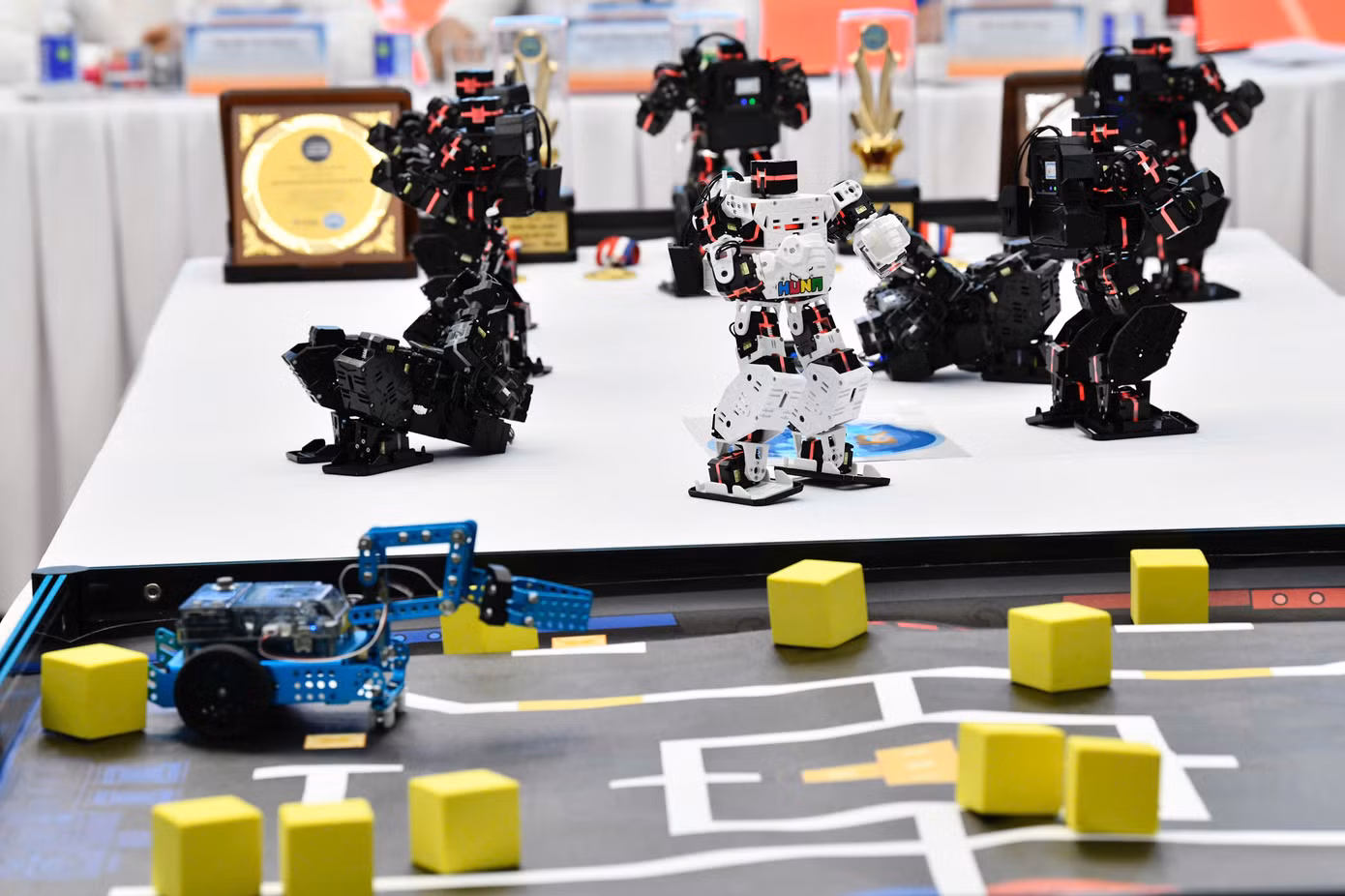 Robot trình diễn tại họp báo. Robot trình diễn tại họp báo.