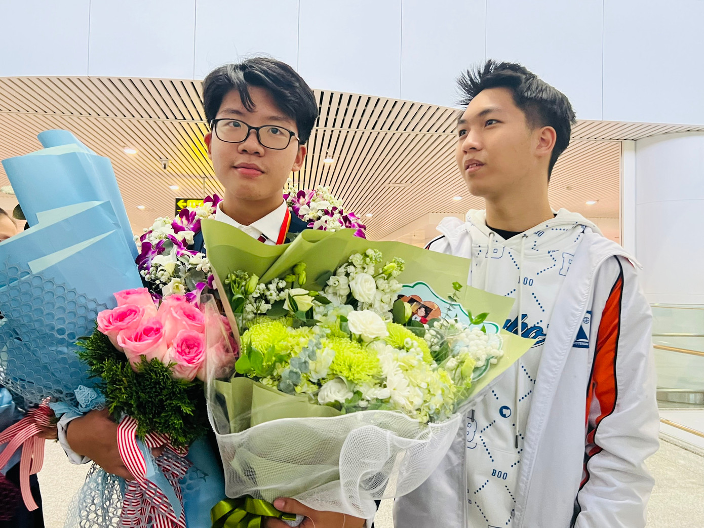 Lê Tùng Lâm (bên trái) được bạn bè ra sân bay đón và chúc mừng sau chiến thắng ở Olympic Khoa học trẻ quốc tế 2024. Lê Tùng Lâm (bên trái) được bạn bè ra sân bay đón và chúc mừng sau chiến thắng ở Olympic Khoa học trẻ quốc tế 2024.