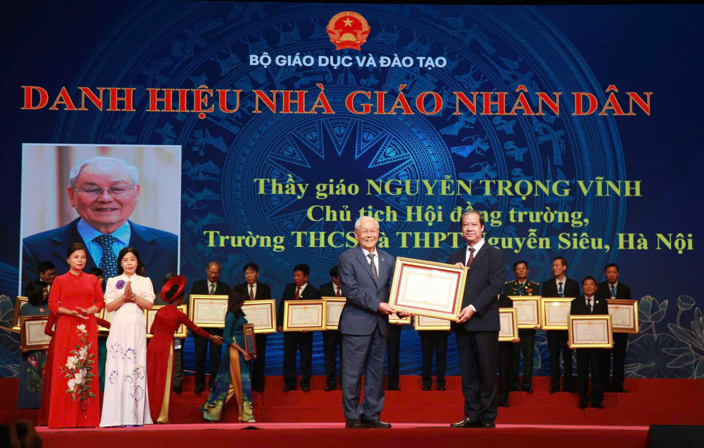 Thầy Nguyễn Trọng Vĩnh nhận danh hiệu Nhà giáo nhân dân sáng 17/11.