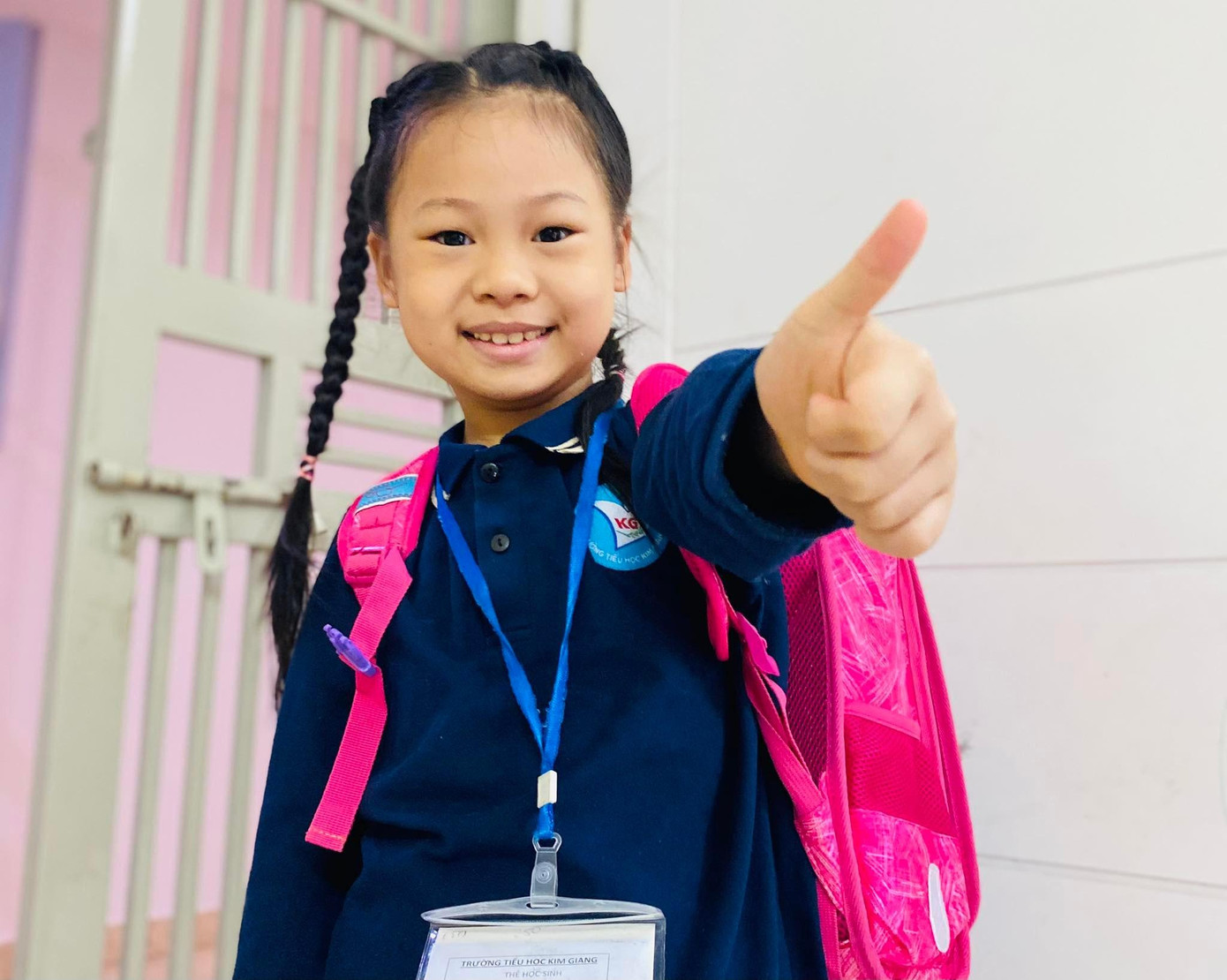 Nguyễn Linh Chi, học sinh lớp 1, Trường tiểu học Kim Giang, quận Thanh Xuân (Hà Nội) háo hức dậy từ 6 giờ sáng, mặc đồng phục để tới trường. Nguyễn Linh Chi, học sinh lớp 1, Trường tiểu học Kim Giang, quận Thanh Xuân (Hà Nội) háo hức dậy từ 6 giờ sáng, mặc đồng phục để tới trường.