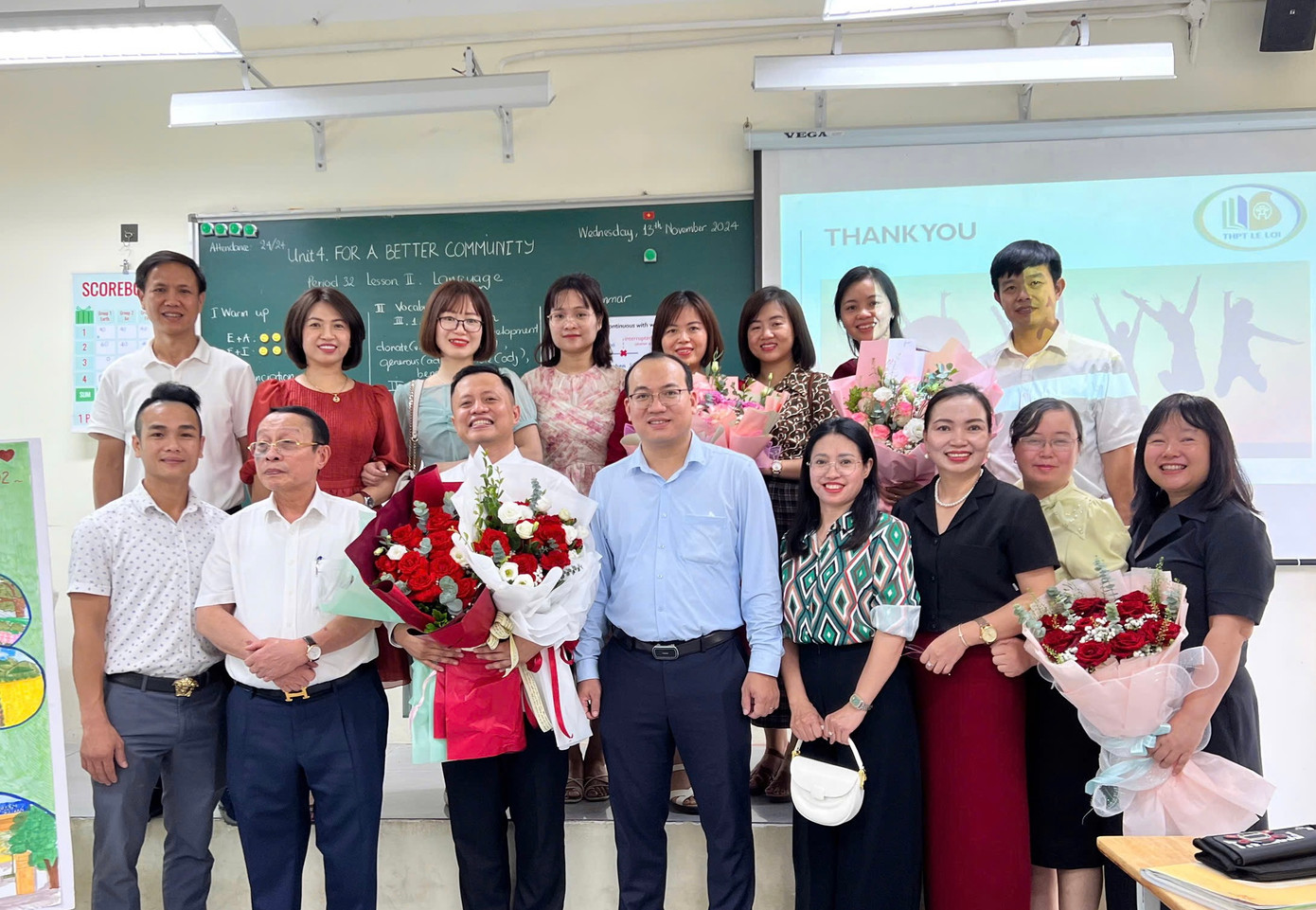 Thầy Lê Trung Kiên (ôm hoa) được đồng nghiệp chúc mừng sau khi hoàn thành bài giảng dự thi giáo viên dạy giỏi tại Hà Nội.