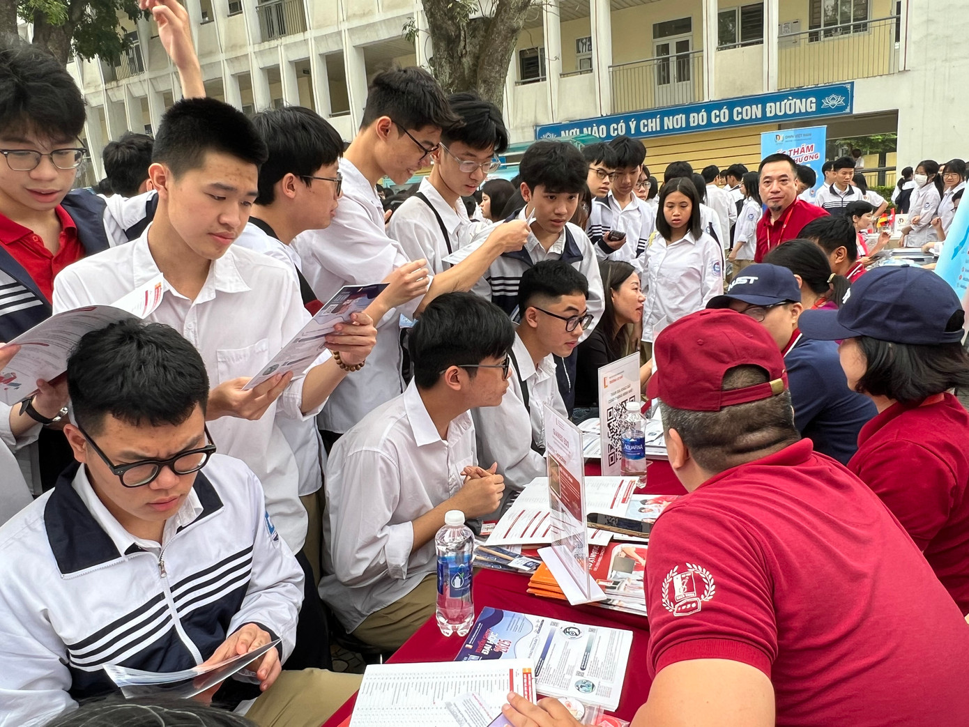 Học sinh Trường THPT Cao Bá Quát (Hà Nội) "quây" đại diện trường đại học để làm rõ thông tin tuyển sinh năm nay. Học sinh Trường THPT Cao Bá Quát (Hà Nội) "quây" đại diện trường đại học để làm rõ thông tin tuyển sinh năm nay.