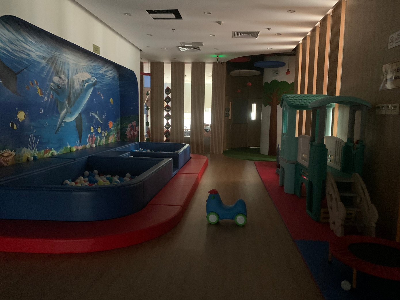 Phụ huynh tìm đến trường thì toàn bộ các phòng học tắt điện, đóng cửa. (ảnh: Phụ huynh cung cấp)