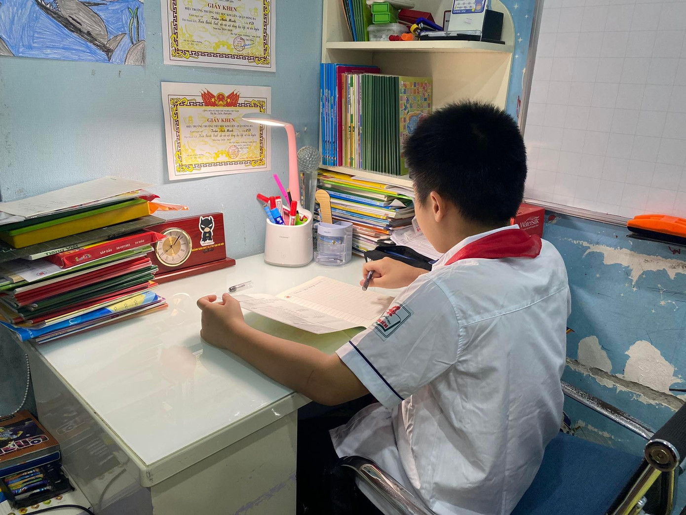 Minh, học sinh lớp 3 háo hức mặc đồng phục, khăn quàng đỏ từ tối hôm trước chờ ngày đến trường. Minh, học sinh lớp 3 háo hức mặc đồng phục, khăn quàng đỏ từ tối hôm trước chờ ngày đến trường.