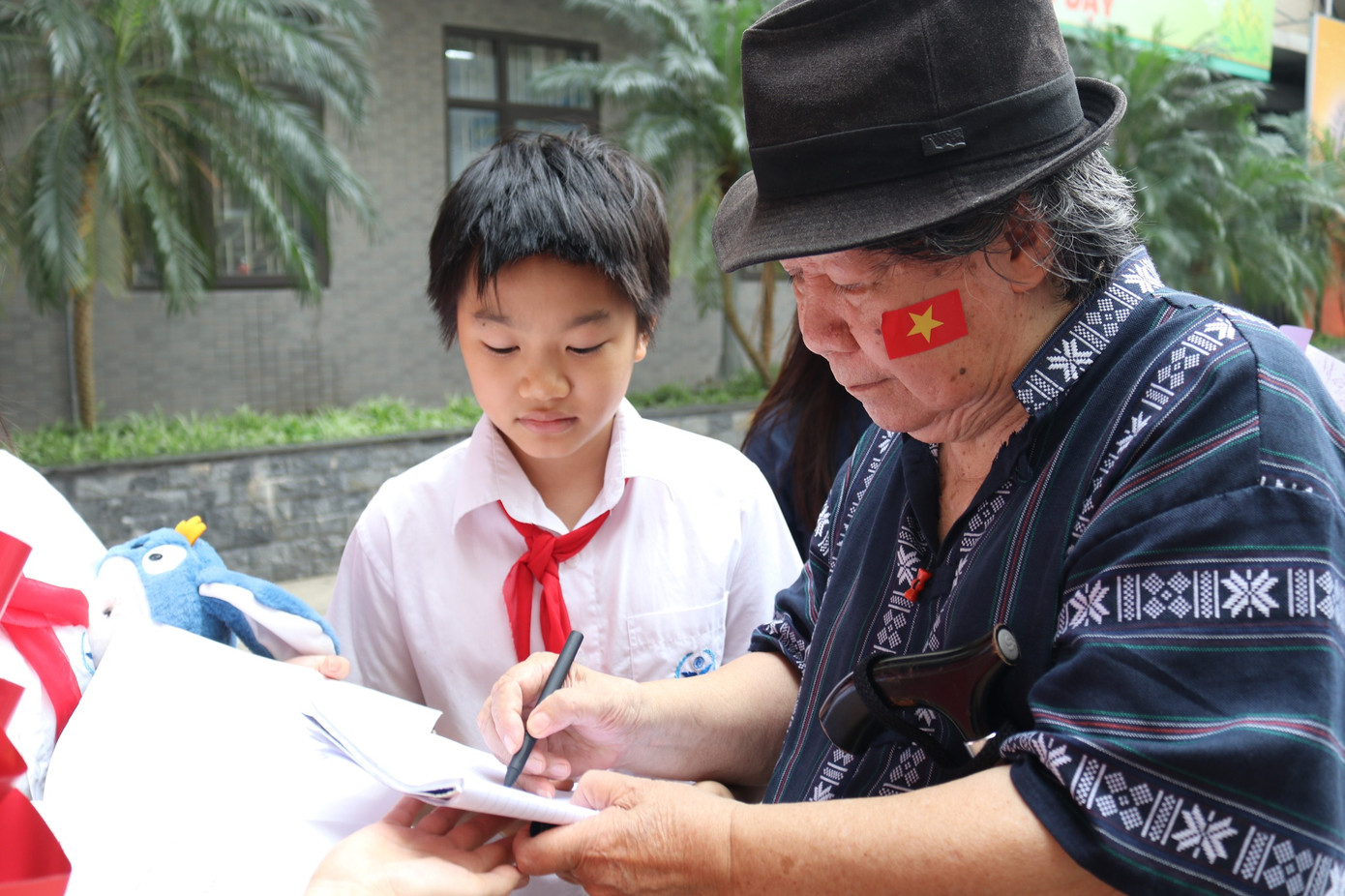 GS Sử học Lê Văn Lan về trò chuyện, giao lưu với học sinh. GS Sử học Lê Văn Lan về trò chuyện, giao lưu với học sinh.