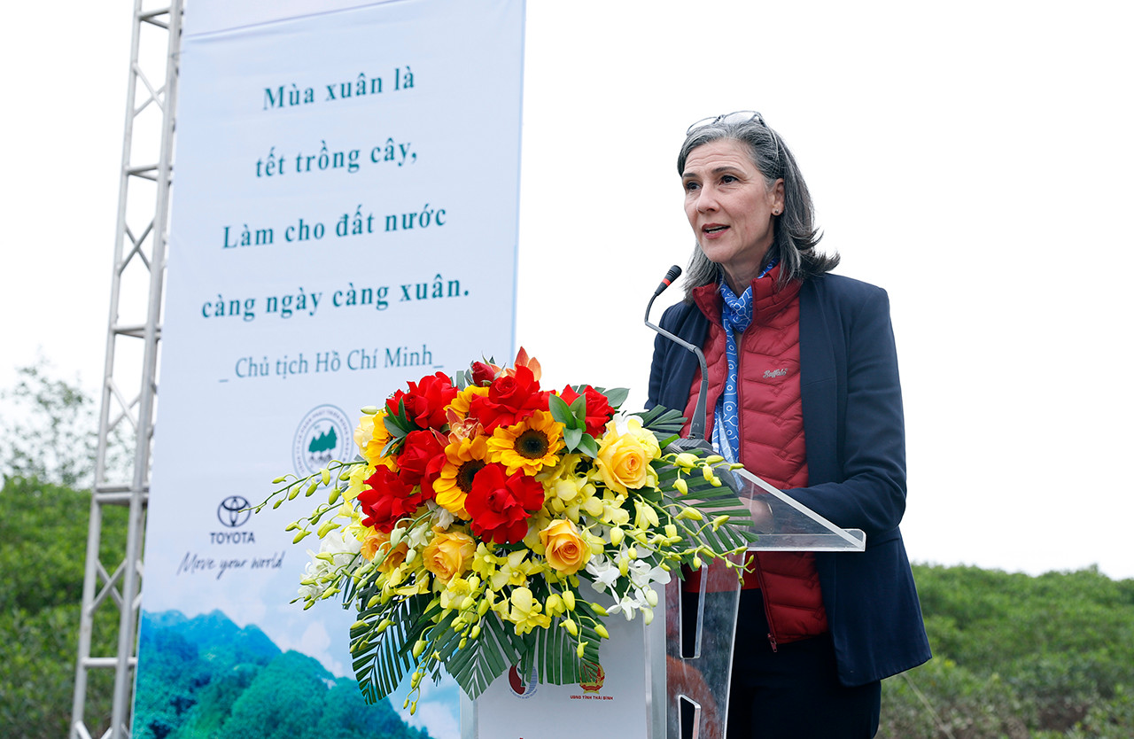 Bộ trưởng lội bùn trồng rừng ngập mặn ảnh 2