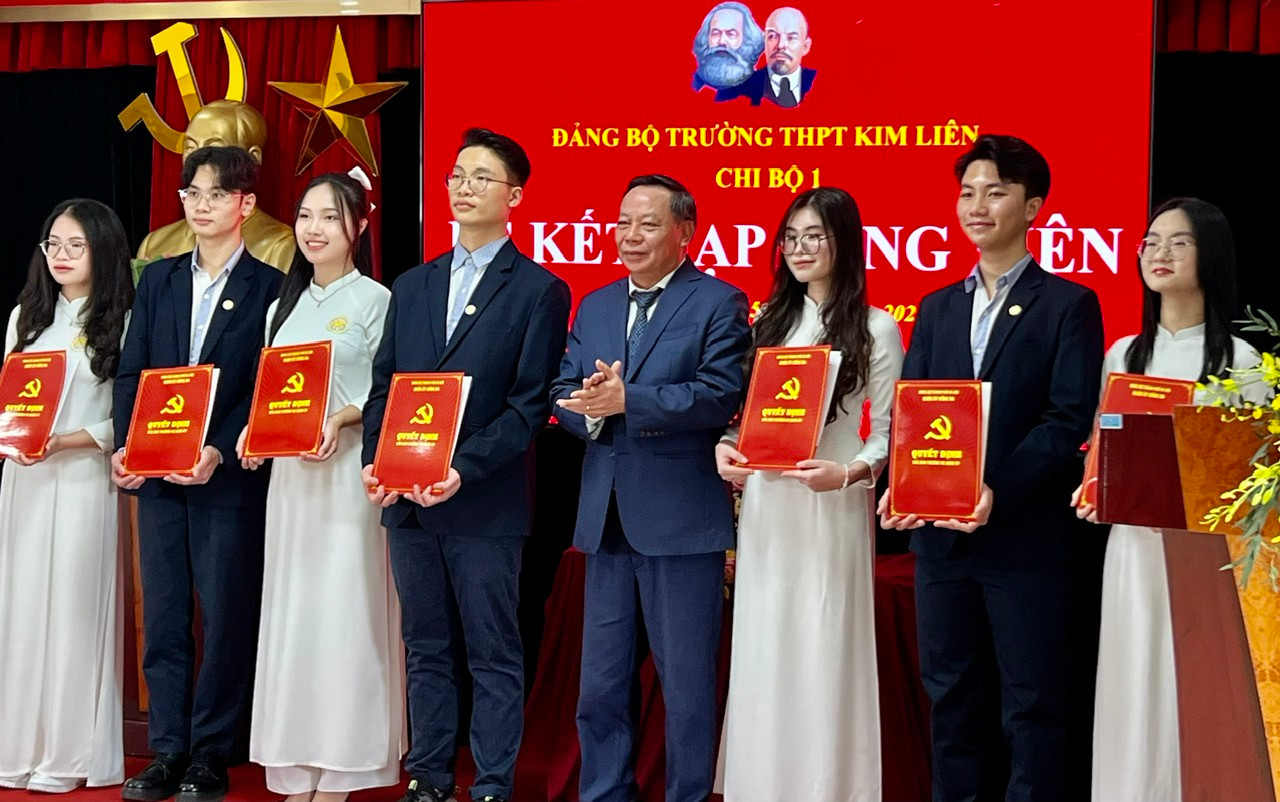 Ông Nguyễn Văn Phong, Phó Bí thư Thành uỷ Hà Nội trao quyết định kết nạp Đảng viên cho các đảng viên trẻ là học sinh Trường THPT Kim Liên.