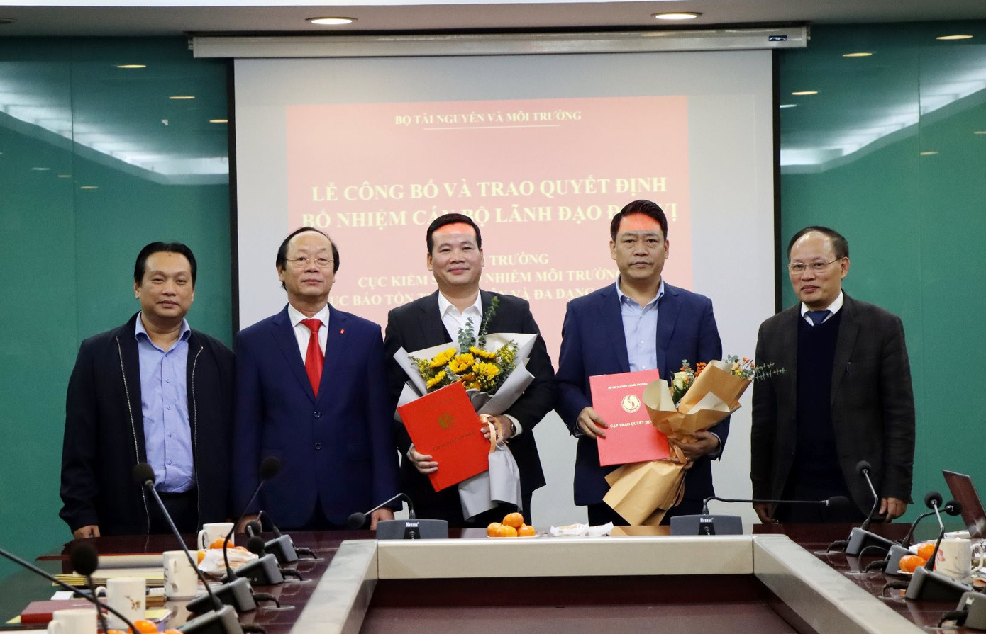 Ông Nguyễn Thượng Hiền (thứ hai từ phải sang) và ông Nguyễn Hồng Quang (thứ ba từ phải sang) được bổ nhiệm giữ chức Phó Vụ trưởng Vụ Môi trường.