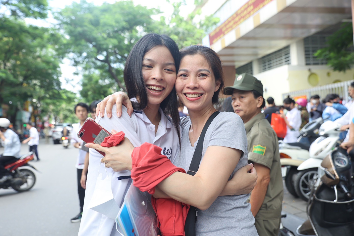 Thí sinh vui mừng rời điểm thi sau khi kết thúc bài thi tổ hợp sáng nay. (ảnh: Trọng Tài)