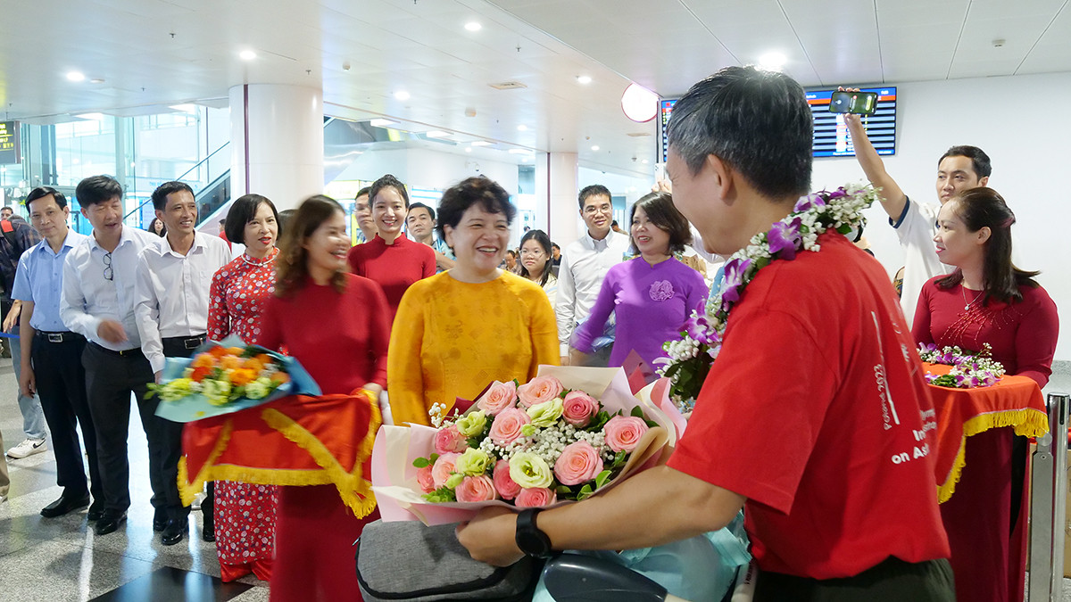 Lãnh đạo Sở GD&amp;ĐT Hà Nội cùng thầy cô giáo Trường THPT Chuyên Hà Nội Amsterdam đón đội tuyển tại sân bay.