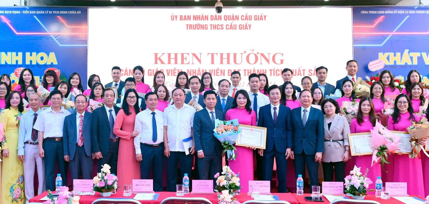 Các thầy cô giáo được vinh danh, khen thưởng.