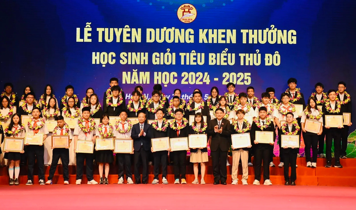Học sinh được nhận Bằng khen tại chương trình tuyên dương. Học sinh được nhận Bằng khen tại chương trình tuyên dương.