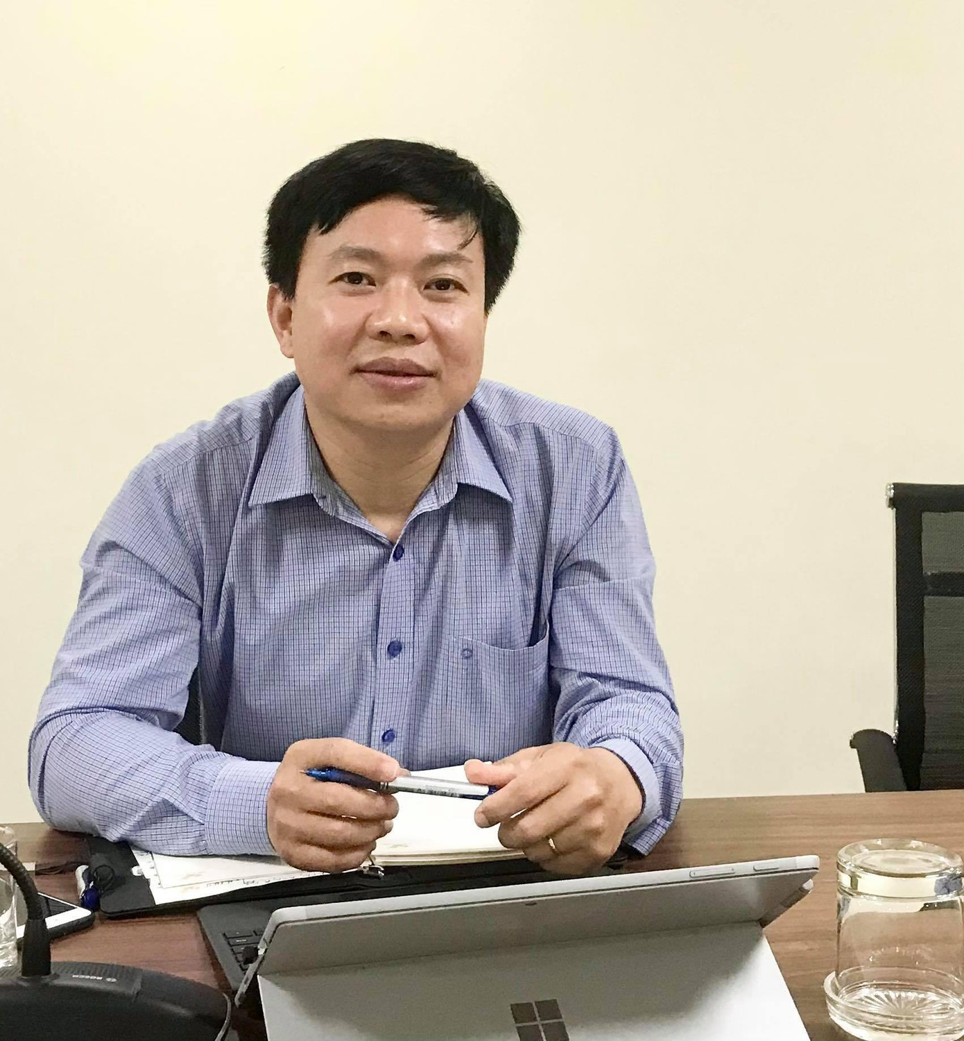 Ông Nguyễn Văn Trường, Trưởng ban Hành chính công của Tổng công ty Bưu điện Việt Nam chia sẻ về giá cước chuyển phát nhanh căn cước công dân. Ảnh: Nguyễn Hoài.