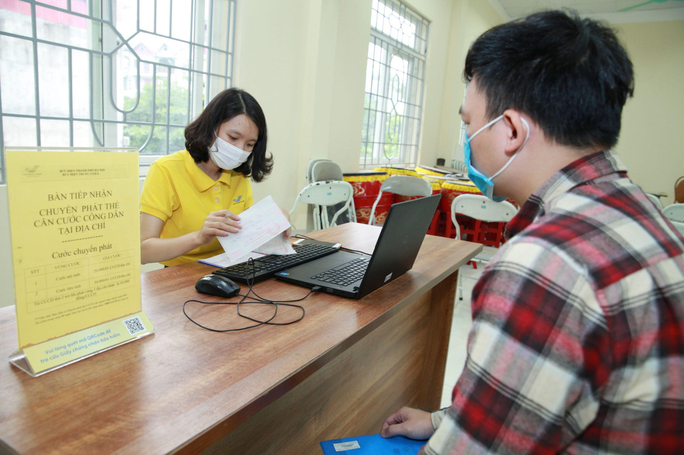 Bưu điện Việt Nam cho biết, đã yêu cầu các Bưu điện tỉnh, thành phố giảm cước cho các hộ gia đình có nhiều người cùng làm căn cước công dân. Trong ảnh là cán bộ Bưu điện Việt Nam tiếp nhận chuyển phát căn cước công dân tại một điểm làm căn cước công dân ở quận Nam Từ Liêm, Hà Nội..