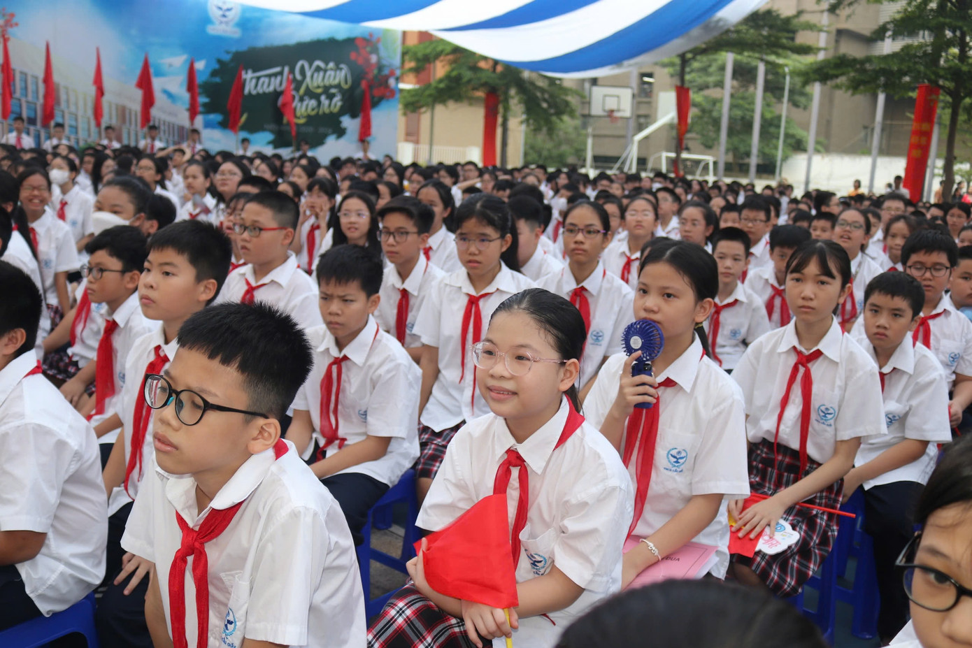 Cô trò Trường THCS Cầu Giấy hân hoan niềm vui trong lễ khai giảng để bắt đầu một năm học mới.