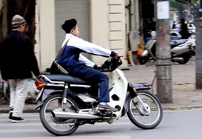 Hà Nội yêu cầu học sinh không tham gia đua xe, cổ vũ đua xe trái phép. Hà Nội yêu cầu học sinh không tham gia đua xe, cổ vũ đua xe trái phép.