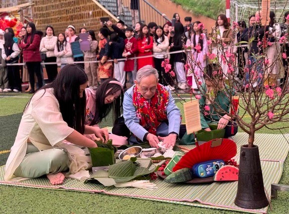 Ông Nguyễn Xuân Khang, Hiệu trưởng Trường Marie Curie gói bánh chưng cùng học sinh. Ông Nguyễn Xuân Khang, Hiệu trưởng Trường Marie Curie gói bánh chưng cùng học sinh.