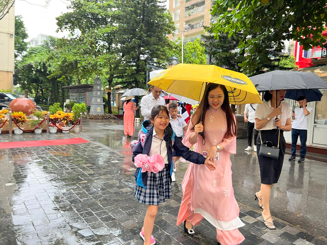 Sáng 4/9, phụ huynh đưa con tới trường để dự lễ khai giảng sớm.