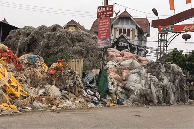 Ô nhiễm tại làng nghệ nhựa Minh Khai, huyện Văn Lâm, tỉnh Hưng Yên. Ảnh: TN.