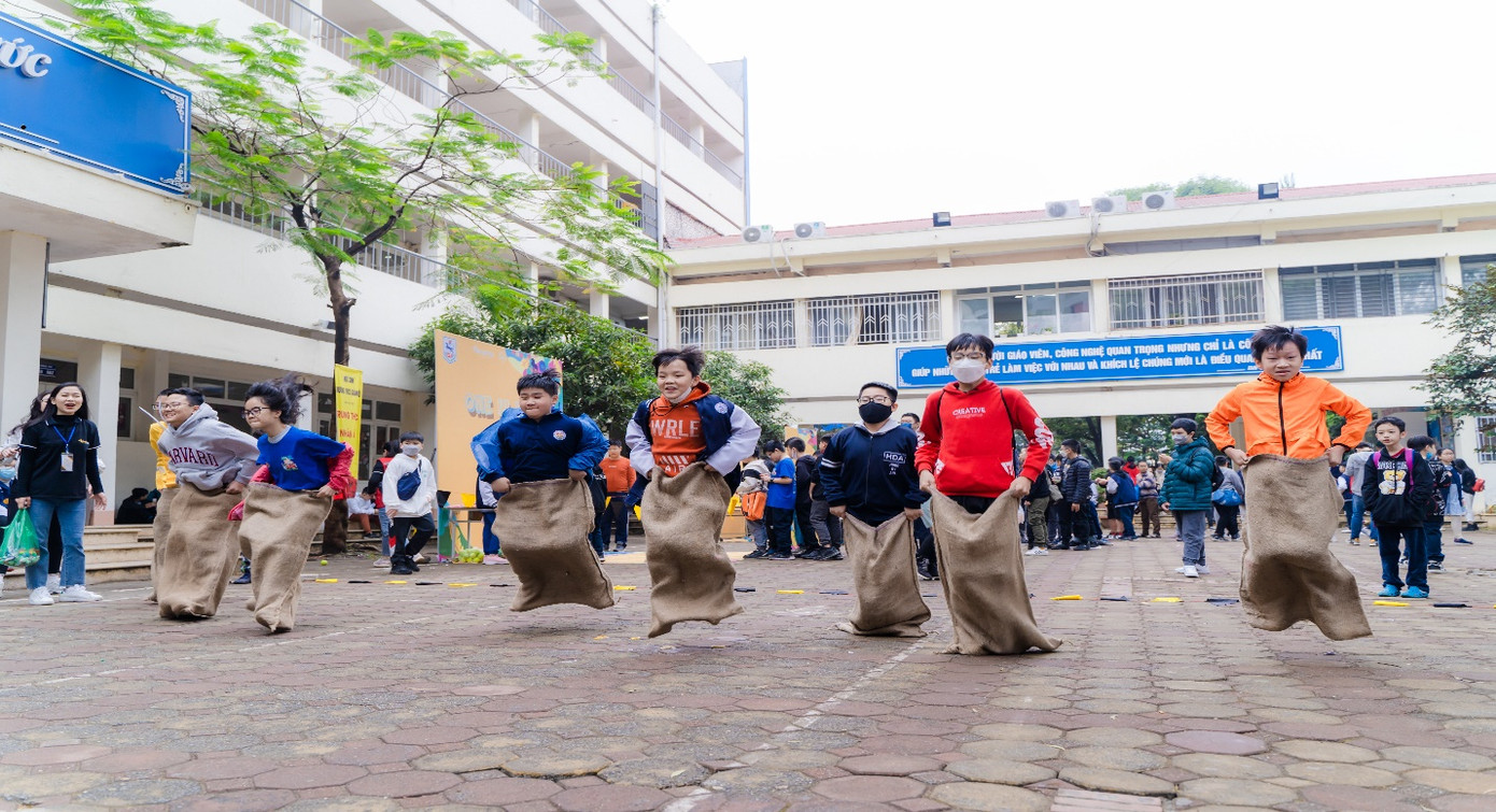 Các em tham gia trò chơi vui nhộn. Các em tham gia trò chơi vui nhộn.