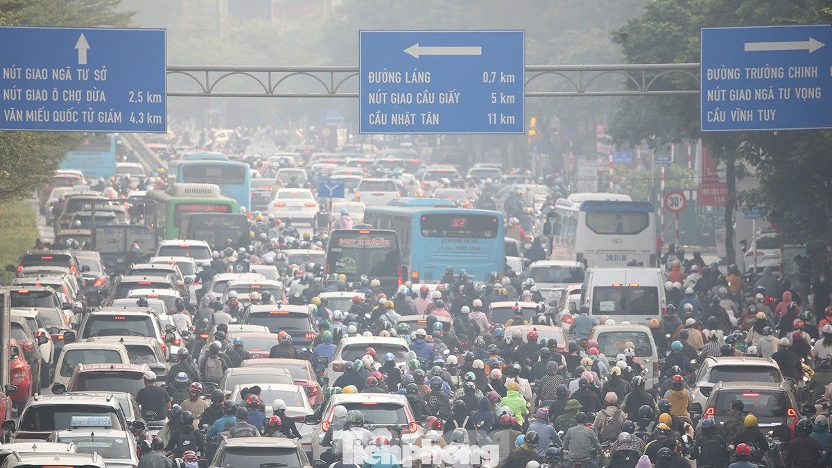 Giao thông được xác định là nguồn phát thải lớn nhất của Thủ đô Hà Nội. Giao thông được xác định là nguồn phát thải lớn nhất của Thủ đô Hà Nội.