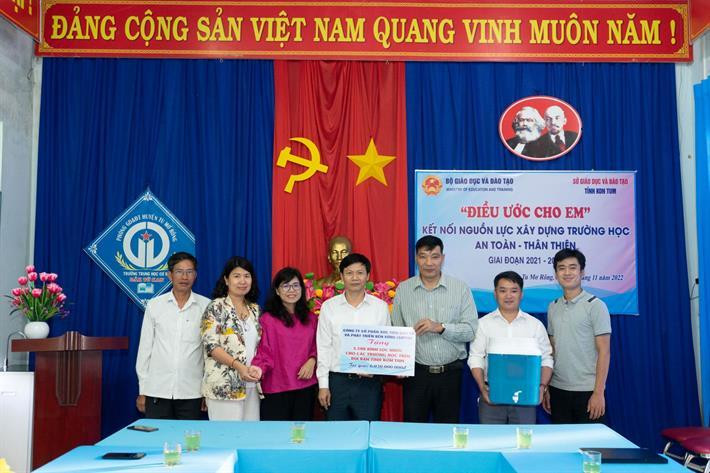 Đoàn công tác của Bộ GD&ĐT tặng quà các nhà trường vùng khó tại tỉnh Kon Tum. Đoàn công tác của Bộ GD&ĐT tặng quà các nhà trường vùng khó tại tỉnh Kon Tum.