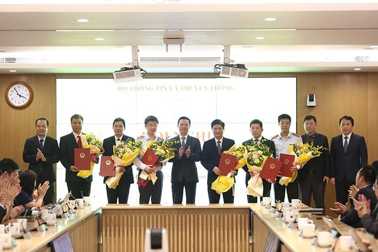 Bộ trưởng Nguyễn Mạnh Hùng và các Thứ trưởng trao quyết định bổ nhiệm cán bộ 6 đơn vị trực thuộc. Ảnh: Mic.gov.vn