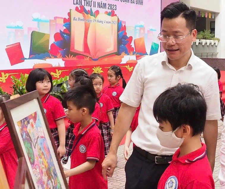 Ông Lê Đức Thuận, Trưởng Phòng GD&ĐT quận Ba Đình trong một hoạt động cùng học sinh. Ông Lê Đức Thuận, Trưởng Phòng GD&ĐT quận Ba Đình trong một hoạt động cùng học sinh.