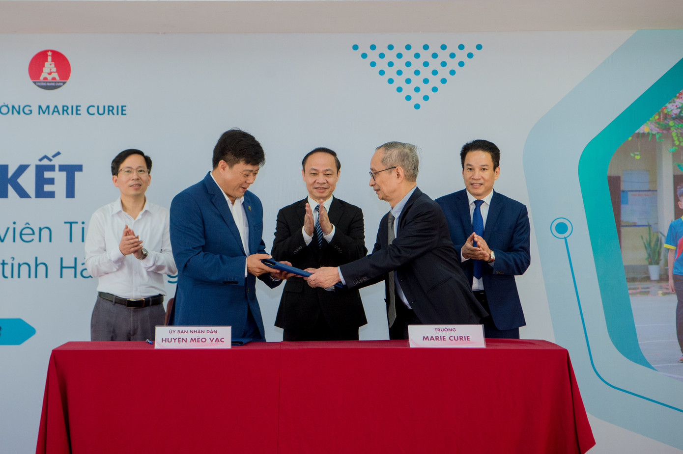 Trường Marie Curie (Hà Nội) và UBND huyện Mèo Vạc (Hà Giang) đã ký biên bản cam kết về việc thực hiện Dự án đào tạo 30 giáo viên tiếng Anh cho huyện Mèo Vạc.