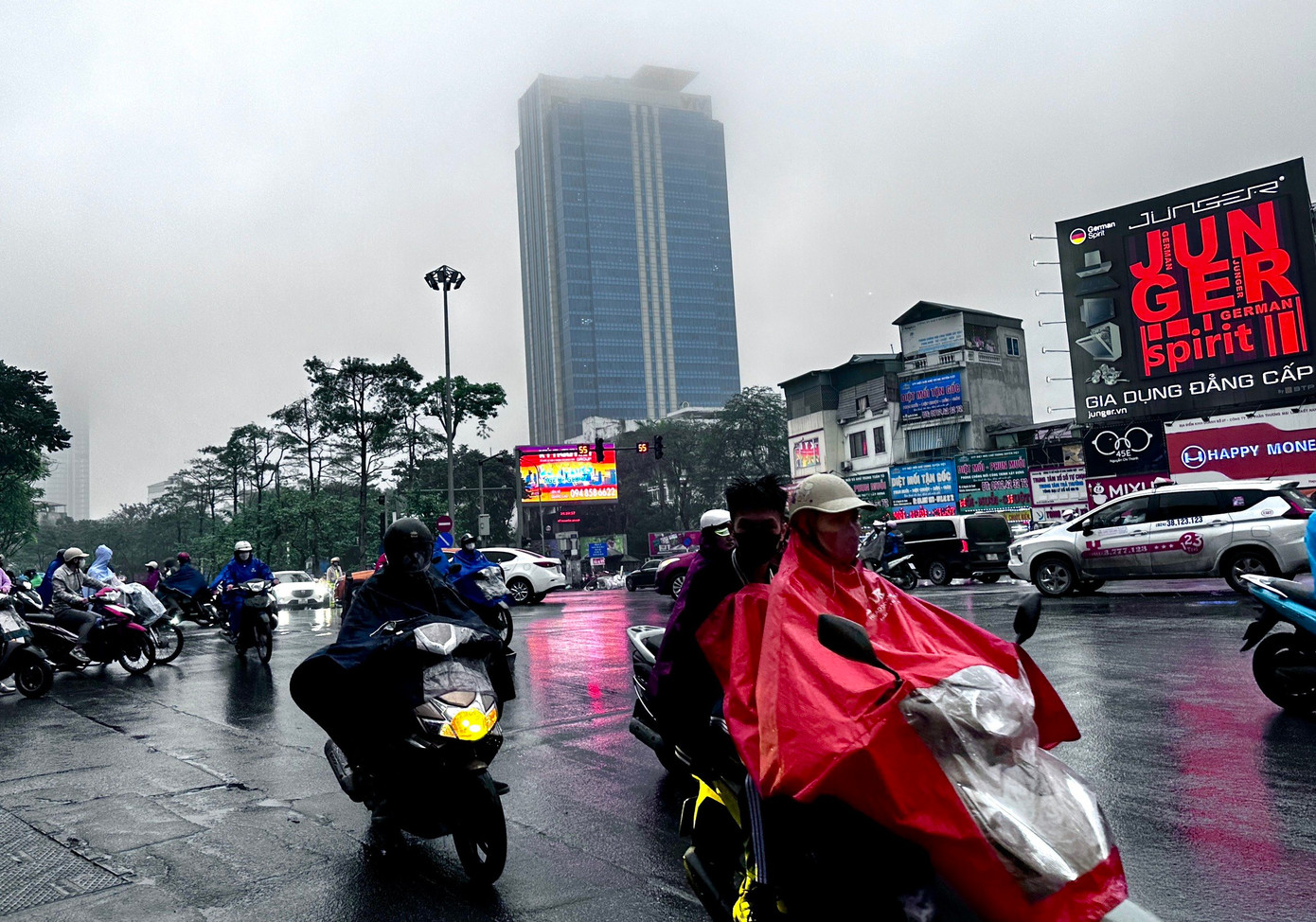 Miền Bắc tiếp tục đón mưa dông trong chiều tối nay (2/5). Ảnh: Như Ý. Miền Bắc tiếp tục đón mưa dông trong chiều tối nay (2/5). Ảnh: Như Ý.