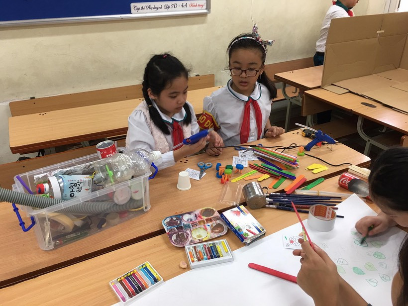 Học sinh Trường tiểu học Phan Chu Trinh, quận Ba Đình (Hà Nội) trang trí lớp học từ rác thải nhựa.