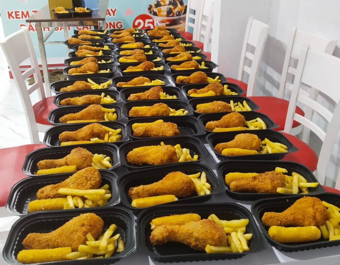 Riêng suất ăn gồm đùi gà, xúc xích, khoai tây chiên, em N. không có nhưng em ăn chung cùng các bạn bên cạnh”, giáo viên chủ nhiệm lớp 1C, Trường tiểu học Gia Lương khẳng định. Riêng suất ăn gồm đùi gà, xúc xích, khoai tây chiên, em N. không có nhưng em ăn chung cùng các bạn bên cạnh”, giáo viên chủ nhiệm lớp 1C, Trường tiểu học Gia Lương khẳng định.