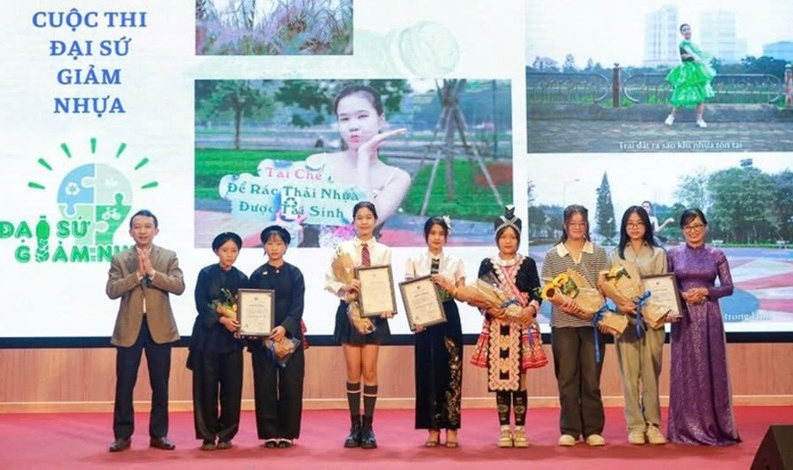 Vương Bích Diệp và Nguyễn Ngọc Anh,Trường THCS Di Trạch (thứ hai, thứ ba từ phải sang) trong lễ trao giải Cuộc thi "Đại sứ giảm nhựa" hồi đầu tháng 12 năm nay. Vương Bích Diệp và Nguyễn Ngọc Anh,Trường THCS Di Trạch (thứ hai, thứ ba từ phải sang) trong lễ trao giải Cuộc thi "Đại sứ giảm nhựa" hồi đầu tháng 12 năm nay.