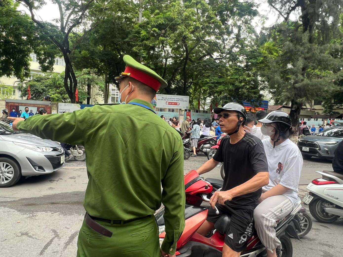 Một số phụ huynh vẫn bị nhầm điểm thi, phải nhờ đến sự hướng dẫn của lực lượng công an, thanh niên tình nguyện. Một số phụ huynh vẫn bị nhầm điểm thi, phải nhờ đến sự hướng dẫn của lực lượng công an, thanh niên tình nguyện.