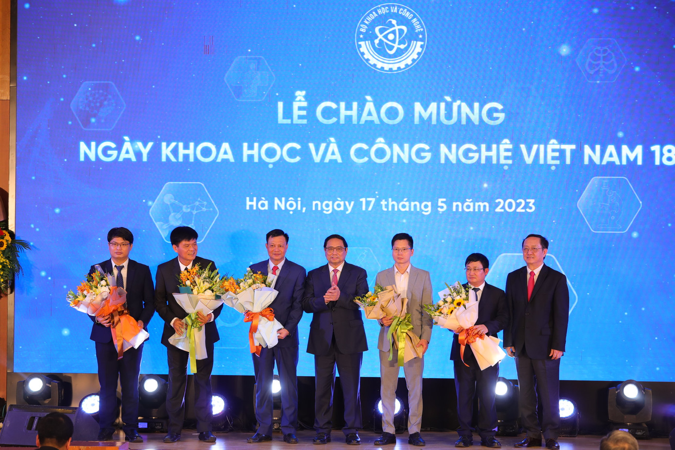 Thủ tướng tặng hoa các nhà khoa học, đại diện các đơn vị ứng dụng KHCN tiêu biểu.