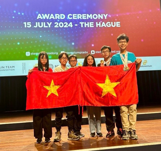Em Hoàng Anh Quân đoạt Huy chương Vàng môn Toán và Huy chương Bạc môn Khoa học ở đấu trường “International STEM Olympiad 2024”. Em Hoàng Anh Quân đoạt Huy chương Vàng môn Toán và Huy chương Bạc môn Khoa học ở đấu trường “International STEM Olympiad 2024”.