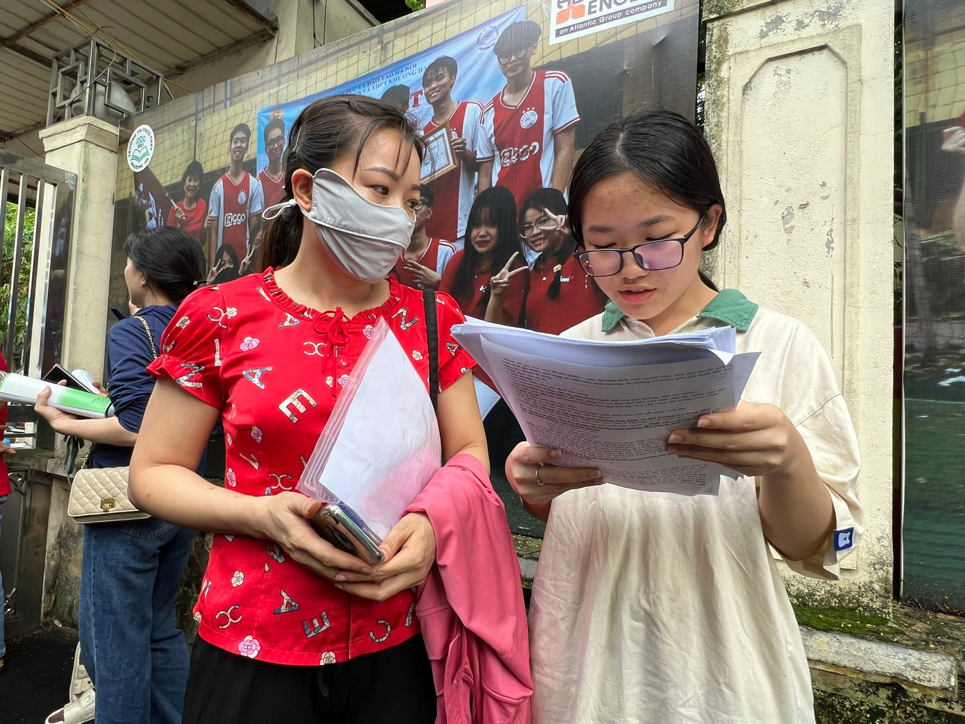 Một người mẹ âu yếm nhìn con đang tranh thủ từng phút ôn lại bài trước khi vào khu vực thi tại điểm thi Tiểu học - THCS - THPT Khương Hạ, quận Thanh Xuân. Một người mẹ âu yếm nhìn con đang tranh thủ từng phút ôn lại bài trước khi vào khu vực thi tại điểm thi Tiểu học - THCS - THPT Khương Hạ, quận Thanh Xuân.