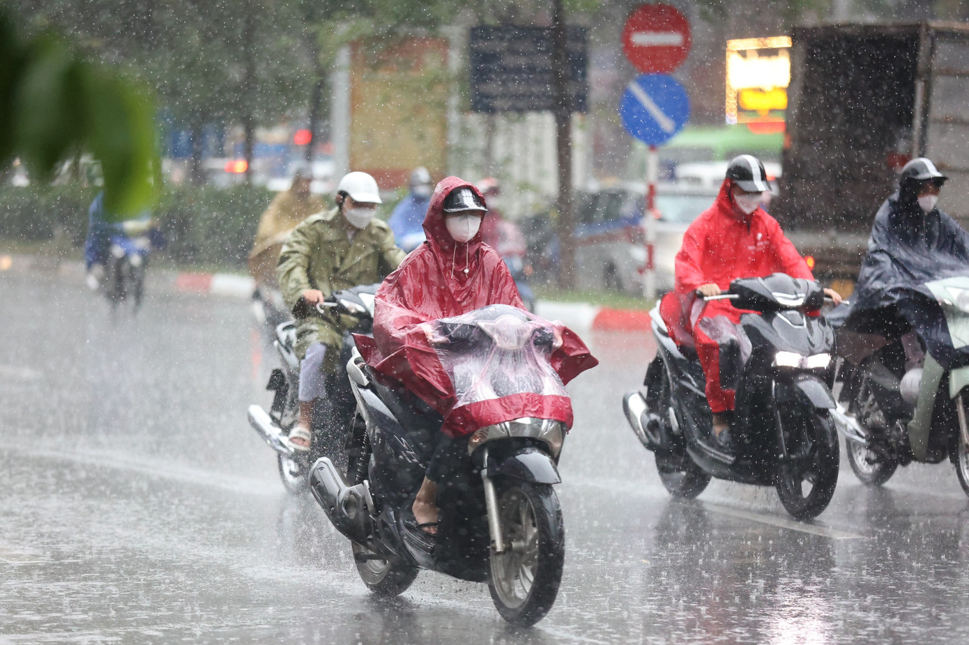 Miền Bắc đón mưa rào và dông rải rác trong chiều tối và đêm nay. Miền Bắc đón mưa rào và dông rải rác trong chiều tối và đêm nay.