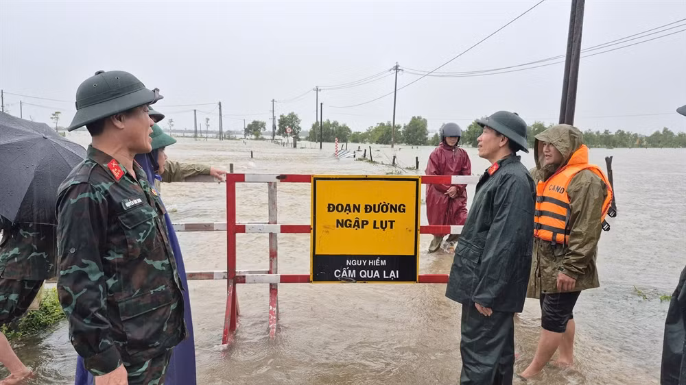 Bão số 1 đã gây mưa kỷ lục trong tháng 6 ở miền Trung, trong đó Huế chịu thiệt hại nặng nề nhất khi có nơi mưa tới trên 1200mm. Hình ảnh ghi tại huyện Quảng Điền, thành phố Huế ngày 13/6. Bão số 1 đã gây mưa kỷ lục trong tháng 6 ở miền Trung, trong đó Huế chịu thiệt hại nặng nề nhất khi có nơi mưa tới trên 1200mm. Hình ảnh ghi tại huyện Quảng Điền, thành phố Huế ngày 13/6.