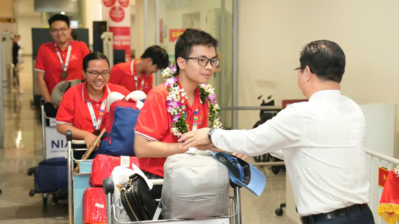 Lãnh đạo Sở GD&ĐT Hà Nội đón và tặng hoa cho học sinh từ kỳ thi trở về sân bay Nội Bài sáng nay. Lãnh đạo Sở GD&ĐT Hà Nội đón và tặng hoa cho học sinh từ kỳ thi trở về sân bay Nội Bài sáng nay.