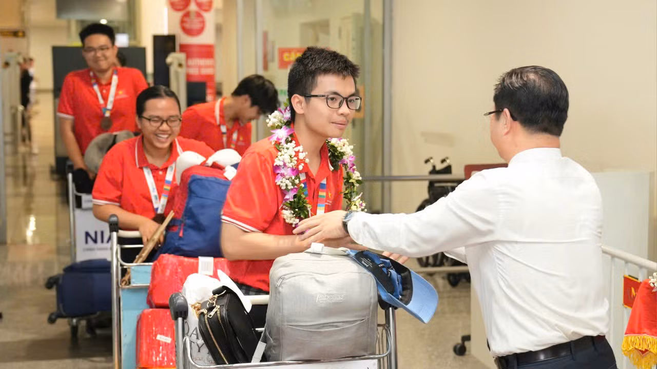 Lãnh đạo Sở GD&ĐT Hà Nội đón và tặng hoa cho học sinh từ kỳ thi trở về sân bay Nội Bài sáng nay. Lãnh đạo Sở GD&ĐT Hà Nội đón và tặng hoa cho học sinh từ kỳ thi trở về sân bay Nội Bài sáng nay.