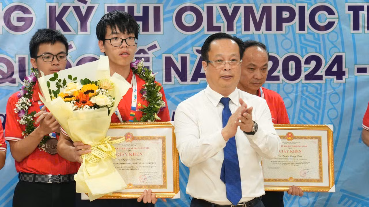 Lãnh đạo Sở GD&ĐT Hà Nội tặng Giấy khen cho học sinh. Lãnh đạo Sở GD&ĐT Hà Nội tặng Giấy khen cho học sinh.