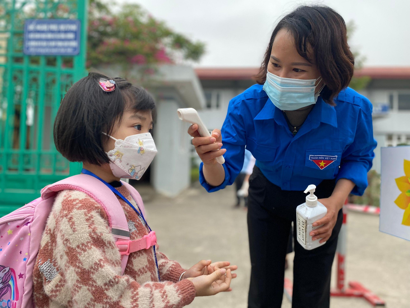 Giáo viên, nhân viên y tế đo nhiệt độ, hướng dẫn học sinh đi thẳng về phòng học. Giáo viên, nhân viên y tế đo nhiệt độ, hướng dẫn học sinh đi thẳng về phòng học.