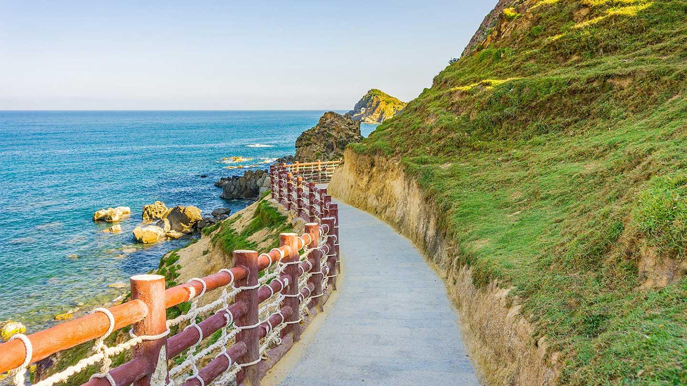 Các tỉnh miền Trung từ nay đến hết tuần sau có nắng nóng, chỉ số tia UV cao, du khách nên bôi kem chống nắng khi tham gia các hoạt động ngoài trời.