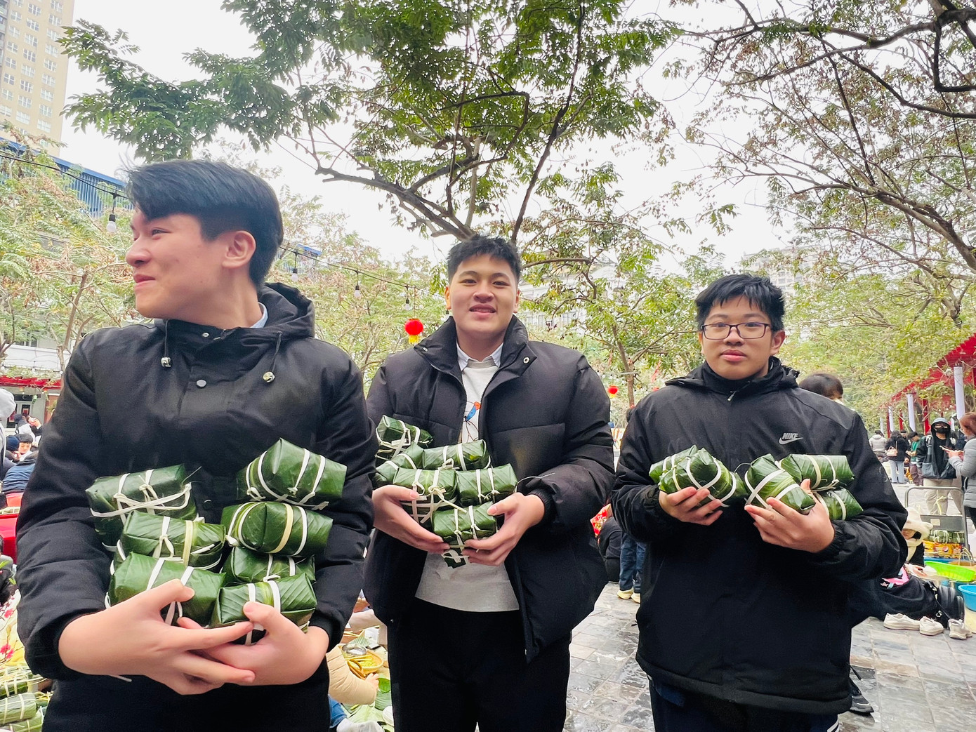 Bánh sau khi gói, học sinh đưa đến khu vực nấu.