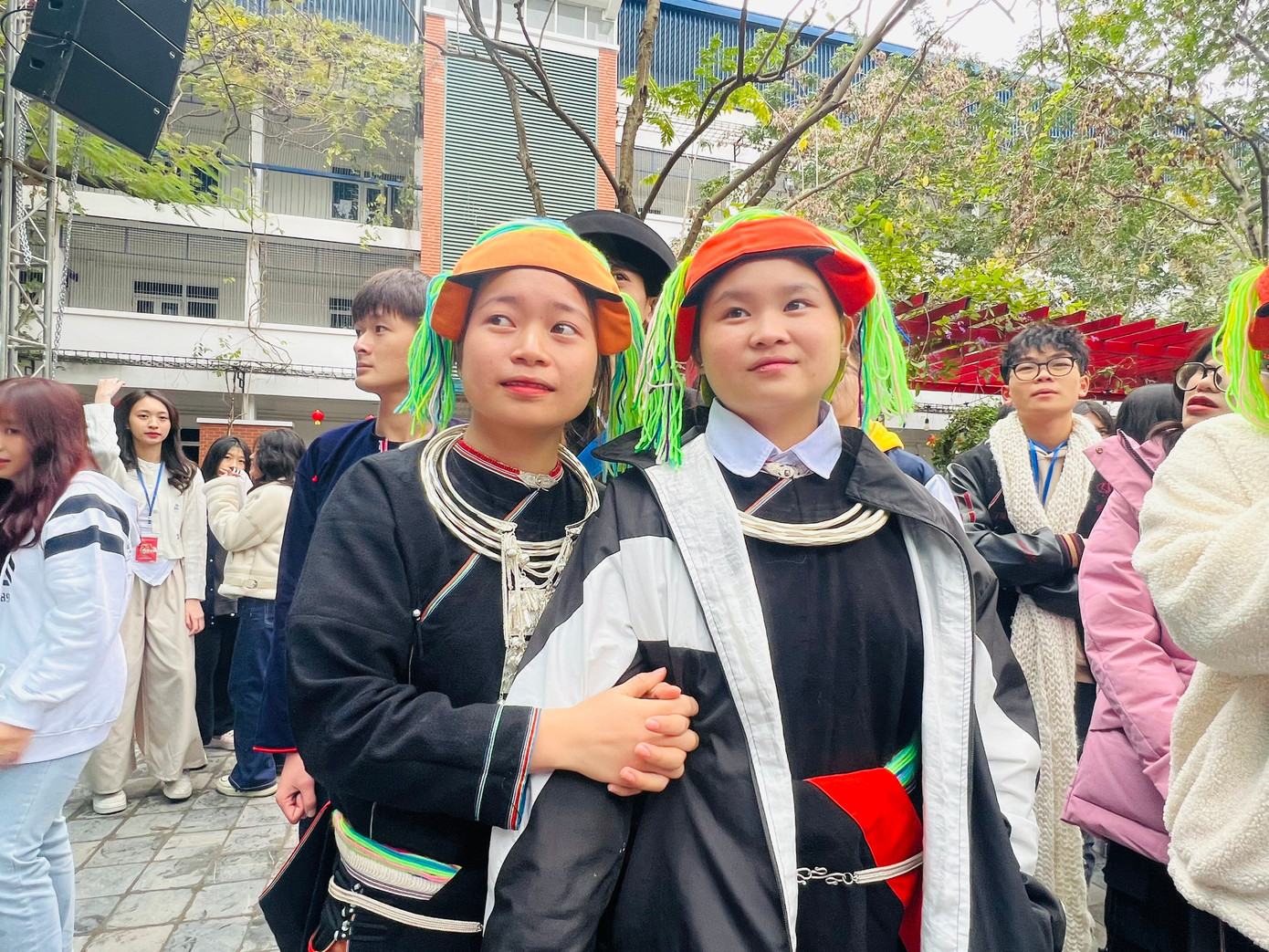 Học sinh dân tộc Dao đến từ các bản xã rải rác ở huyện Vị Xuyên tỉnh Hà Giang về trường tham gia các hoạt động cùng học sinh nhà trường.