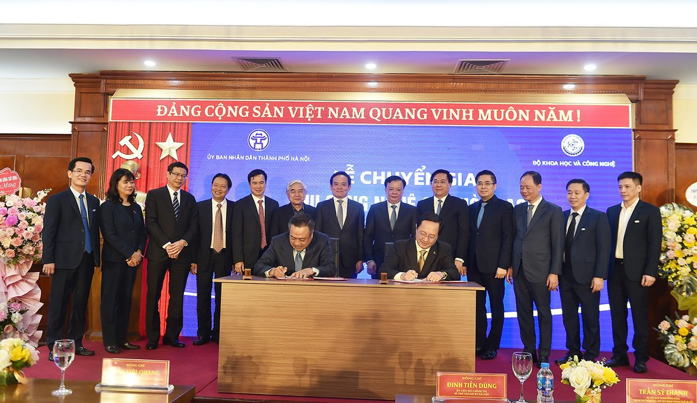 Bộ trưởng Bộ Khoa học và Công nghệ Huỳnh Thành Đạt và Chủ tịch UBND thành phố Trần Sỹ Thanh ký bàn giao Khu CNC Hòa Lạc về UBND Hà Nội quản lý.