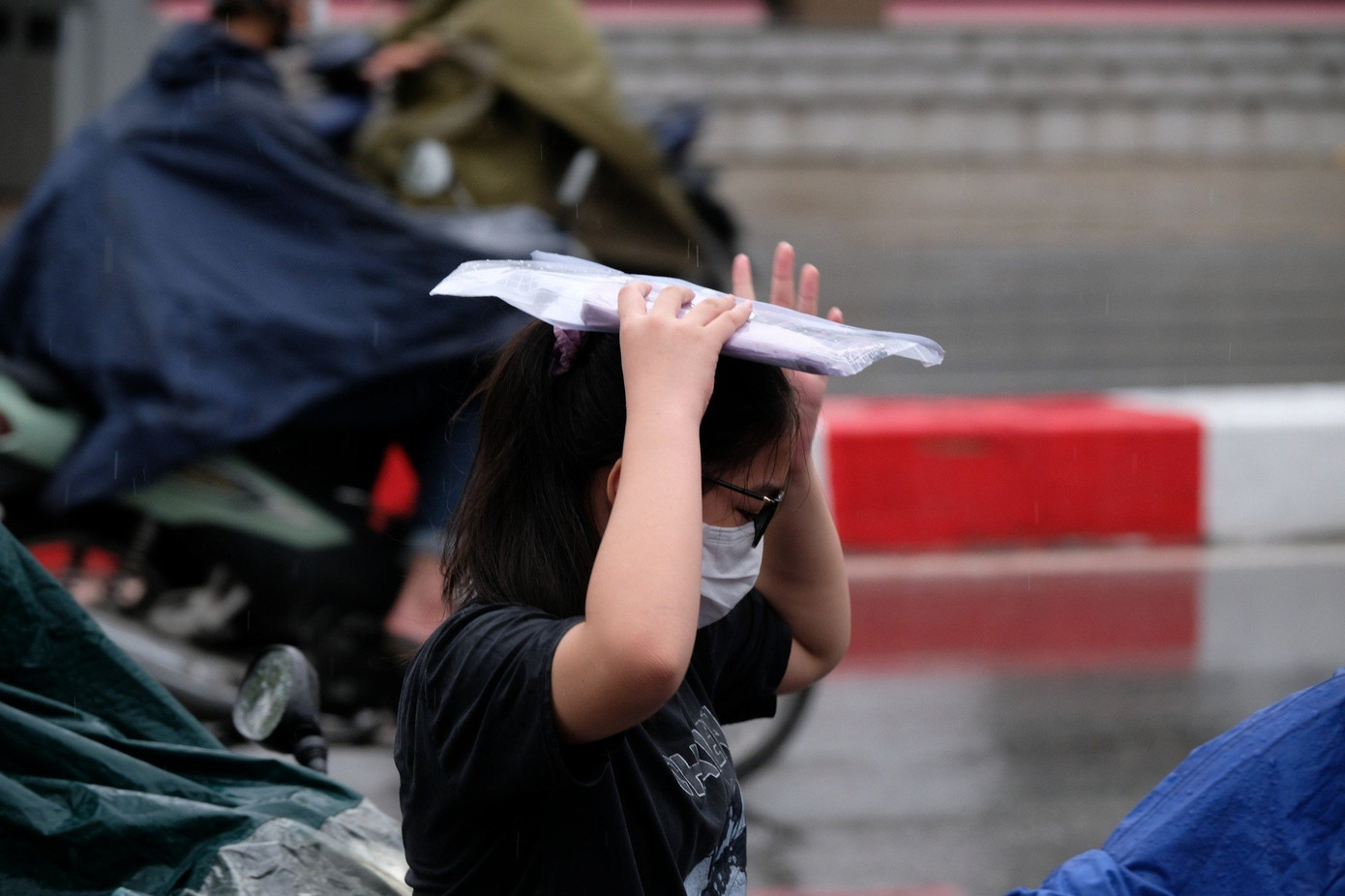 Thí sinh "đội mưa" dự thi tuyển lớp 6 Trường THPT Chuyên Hà Nội Amsterdam năm 2023-2024.